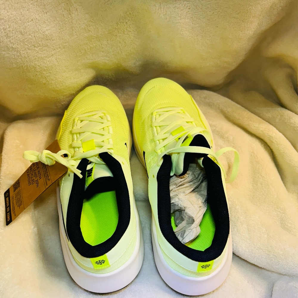 Nike Legend Essential 3 NN Volt Blk Volt Phantom Men10.5 NEW - Picture 5 of 6